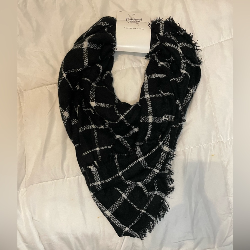 NWT Cedarwood Threads Black and White Plaid Scarf